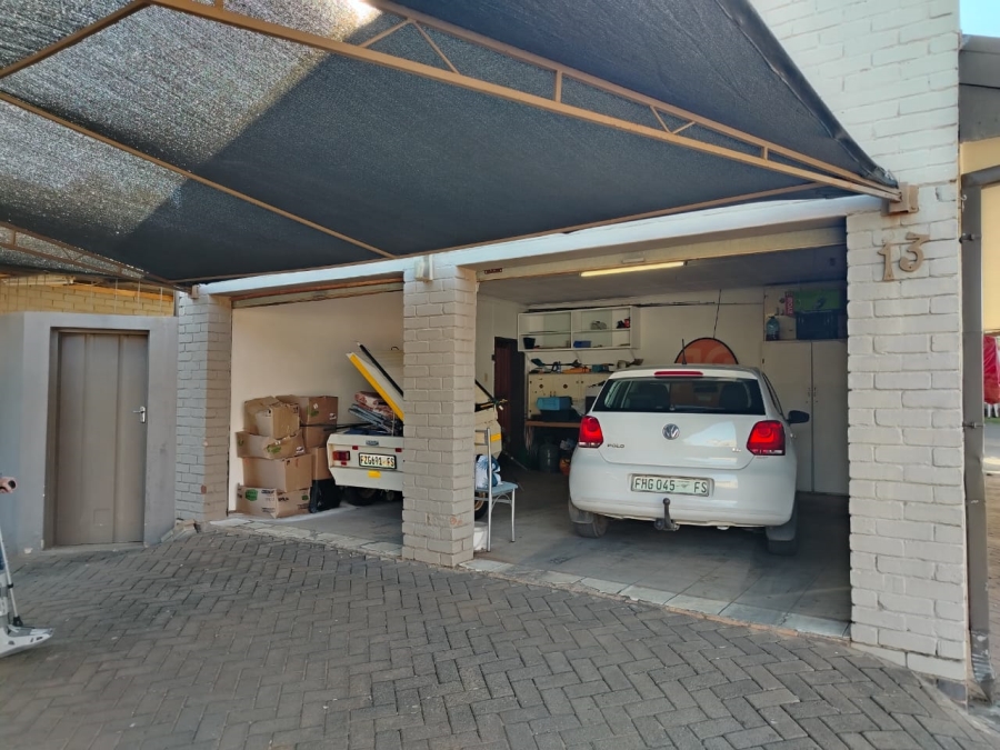 2 Bedroom Property for Sale in Langenhovenpark Free State